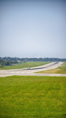 Uçak havaalanına iniyor. Farklı yükseklikteki uçağın mükemmel manzarası..