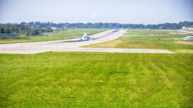 Uçak havaalanına iniyor. Farklı yükseklikteki uçağın mükemmel manzarası..