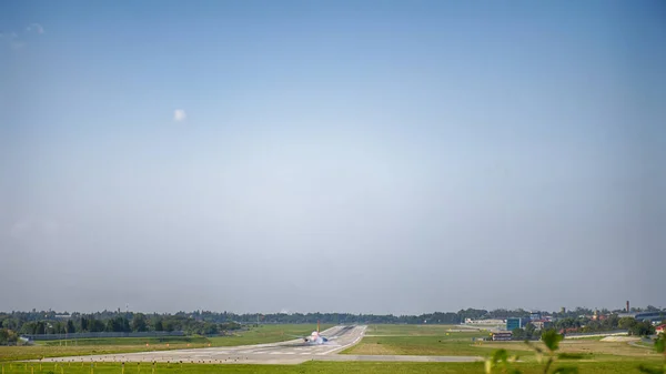 Flygplan Landar Flygplatsen Perfekt Utsikt Flygplanet Med Olika Hög — Stockfoto