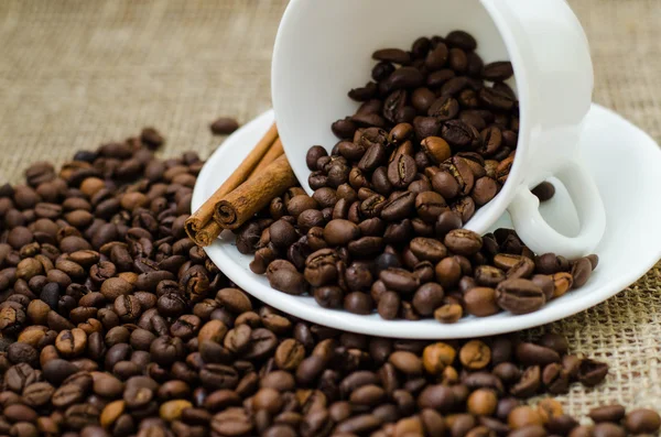 コーヒー豆のある静物 — ストック写真