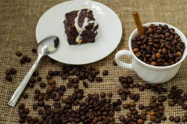 コーヒー豆のある静物 — ストック写真
