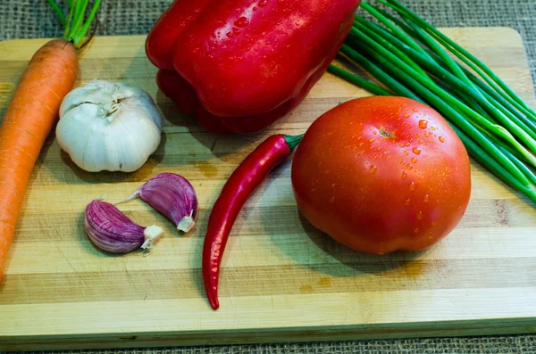 Stillleben frische Tomaten und Paprika Chili — Stockfoto