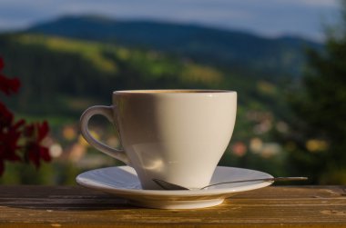 Karpat Dağları ile kahve natürmort