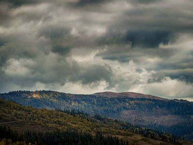 Sisli Sonbahar Yağmuru Ukrayna Karpatlar üzerinde Bulutlu.