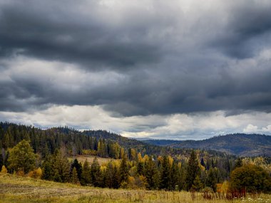 Sisli Sonbahar Yağmuru Ukrayna Karpatlar üzerinde Bulutlu.