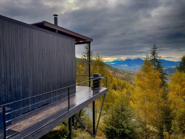 Sisli Sonbahar Yağmuru Ukrayna Karpatlar üzerinde Bulutlu.