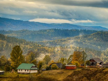 Sisli Sonbahar Yağmuru Ukrayna Karpatlar üzerinde Bulutlu.