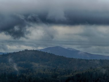 Sisli Sonbahar Yağmuru Ukrayna Karpatlar üzerinde Bulutlu.