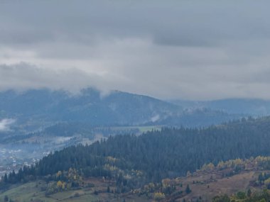 Sisli Sonbahar Yağmuru Ukrayna Karpatlar üzerinde Bulutlu.
