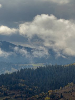 Sisli Sonbahar Yağmuru Ukrayna Karpatlar üzerinde Bulutlu.