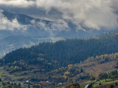 Sisli Sonbahar Yağmuru Ukrayna Karpatlar üzerinde Bulutlu.