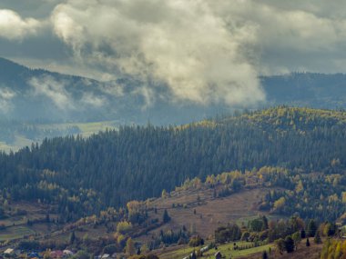 Sisli Sonbahar Yağmuru Ukrayna Karpatlar üzerinde Bulutlu.