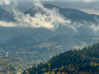 Sisli Sonbahar Yağmuru Ukrayna Karpatlar üzerinde Bulutlu.