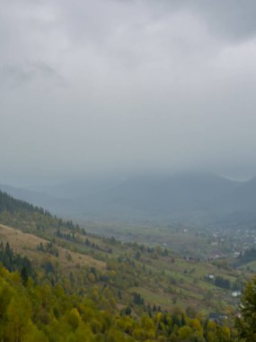 Sisli Sonbahar Yağmuru Ukrayna Karpatlar üzerinde Bulutlu.