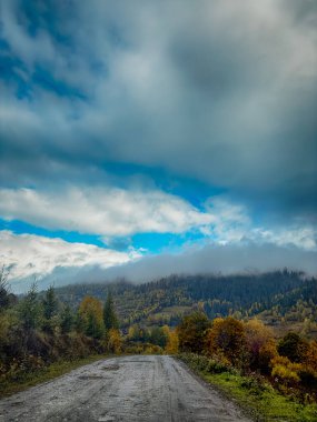 Kabarık Beyaz Bulutlu Güneşli Sonbahar Karpatları