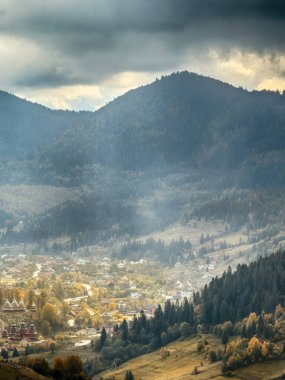 Kabarık Beyaz Bulutlu Güneşli Sonbahar Karpatları