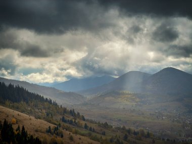 Kabarık Beyaz Bulutlu Güneşli Sonbahar Karpatları