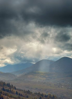 Kabarık Beyaz Bulutlu Güneşli Sonbahar Karpatları