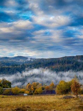 Kabarık Beyaz Bulutlu Güneşli Sonbahar Karpatları