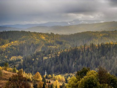 Kabarık Beyaz Bulutlu Güneşli Sonbahar Karpatları