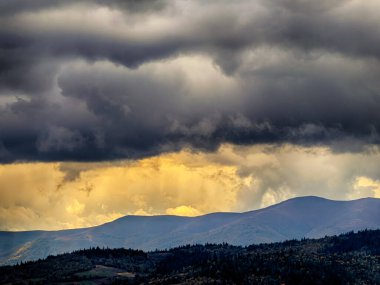 Güneşli Sonbahar Karpatları Gün Batımında Kabarık Beyaz