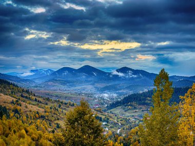 Güneşli Sonbahar Karpatları Gün Batımında Kabarık Beyaz