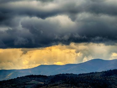 Güneşli Sonbahar Karpatları Gün Batımında Kabarık Beyaz