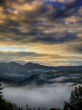 Güneşli Sonbahar Karpatları Gün Batımında Kabarık Beyaz