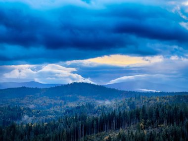 Güneşli Sonbahar Karpatları Gün Batımında Kabarık Beyaz