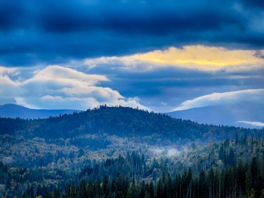 Karlı gizemli Karpatlar Bulutlu gökyüzünün altında