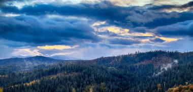 Karlı gizemli Karpatlar Bulutlu gökyüzünün altında