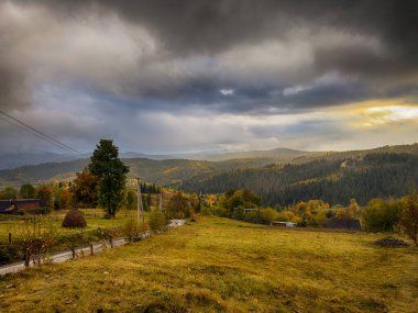 Karlı gizemli Karpatlar Bulutlu gökyüzünün altında