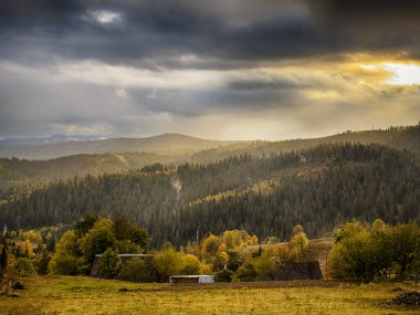Karlı gizemli Karpatlar Bulutlu gökyüzünün altında