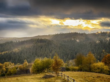 Karlı gizemli Karpatlar Bulutlu gökyüzünün altında