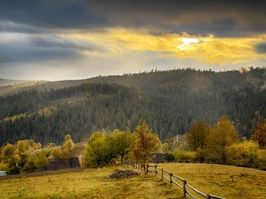 Karlı gizemli Karpatlar Bulutlu gökyüzünün altında