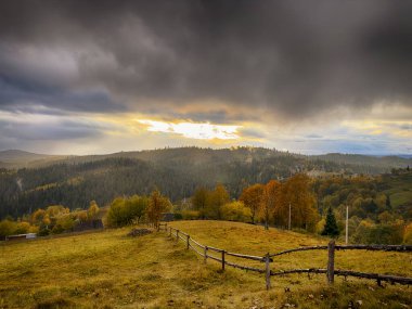 Karlı gizemli Karpatlar Bulutlu gökyüzünün altında