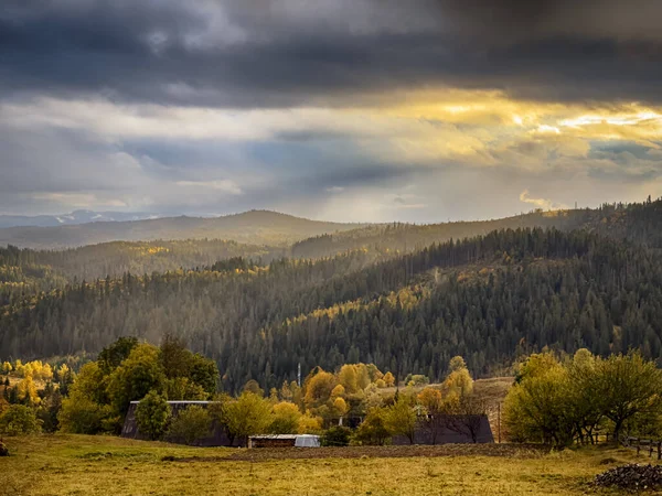 Karlı gizemli Karpatlar Bulutlu gökyüzünün altında