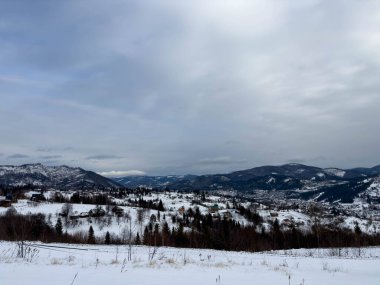 Karlı gizemli Karpatlar Bulutlu gökyüzünün altında
