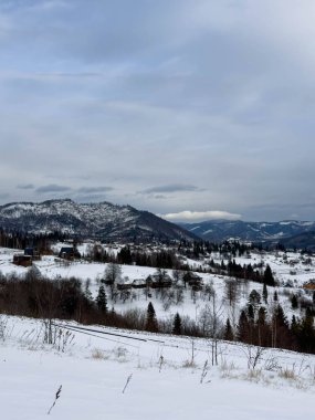 Karlı gizemli Karpatlar Bulutlu gökyüzünün altında