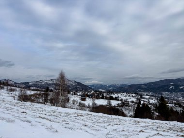 Karlı gizemli Karpatlar Bulutlu gökyüzünün altında