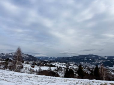 Karlı gizemli Karpatlar Bulutlu gökyüzünün altında