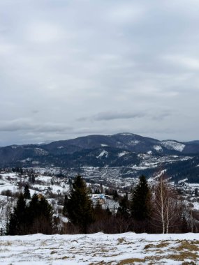 Karlı gizemli Karpatlar Bulutlu gökyüzünün altında