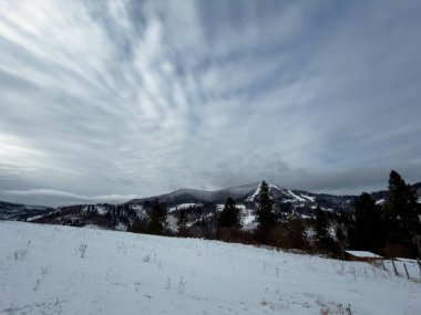 Karlı gizemli Karpatlar Bulutlu gökyüzünün altında