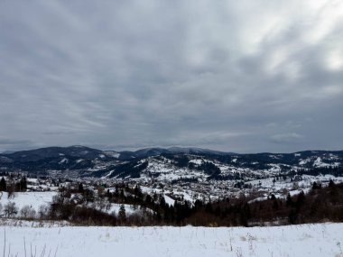 Karlı gizemli Karpatlar Bulutlu gökyüzünün altında