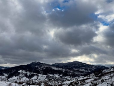Karlı gizemli Karpatlar Bulutlu gökyüzünün altında