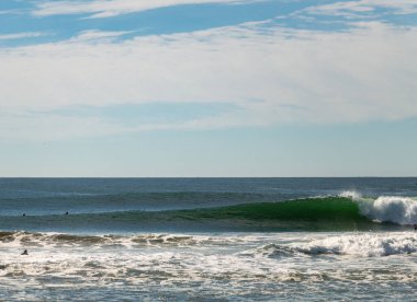 San Francisco yakınlarındaki Kuzey Kaliforniya 'da Büyük Dalgalar Kırılıyor