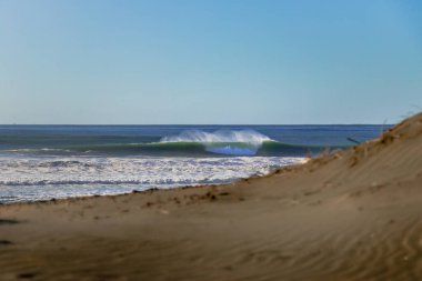 San Francisco yakınlarındaki Kuzey Kaliforniya 'da Büyük Dalgalar Kırılıyor