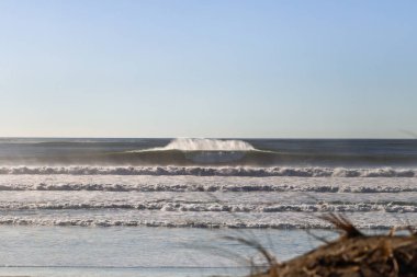 San Francisco yakınlarındaki Kuzey Kaliforniya 'da Büyük Dalgalar Kırılıyor