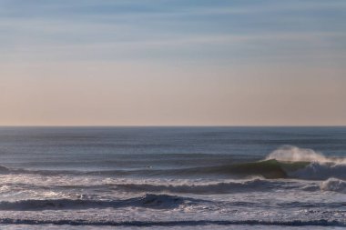 San Francisco yakınlarındaki Kuzey Kaliforniya 'da Büyük Dalgalar Kırılıyor