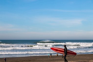 San Francisco yakınlarındaki Kuzey Kaliforniya 'da Büyük Dalgalar Kırılıyor